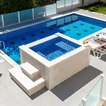 Lux Sara With Heated Pool And Jacuzzi Daire