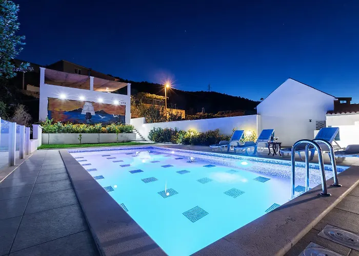 Luxury Sara With Heated Pool Lejlighed Srinjine