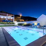 Luxury Sara With Heated Pool アパート Srinjine