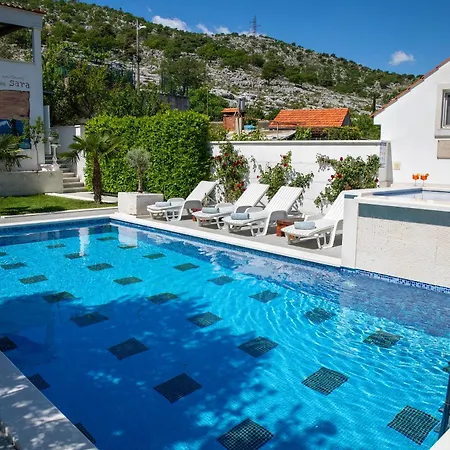 Lux Sara With Heated Pool And Jacuzzi شقة