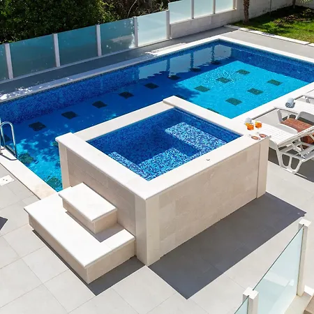 Lux Sara With Heated Pool And Jacuzzi شقة