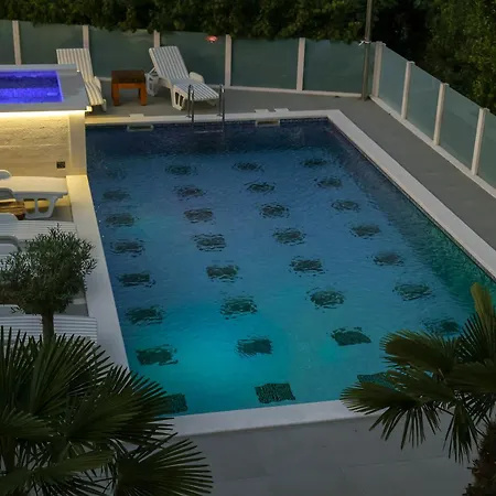 Lux Sara With Heated Pool And Jacuzzi