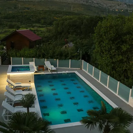 Lux Sara With Heated Pool And Jacuzzi