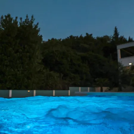 Lux Sara With Heated Pool And Jacuzzi Апартаменти *