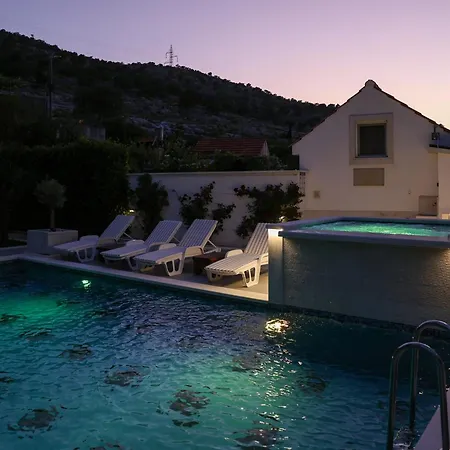 Апартаменти Lux Sara With Heated Pool And Jacuzzi *